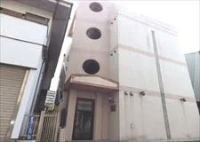 建物の外観。4階建ての鉄筋コンクリート造です