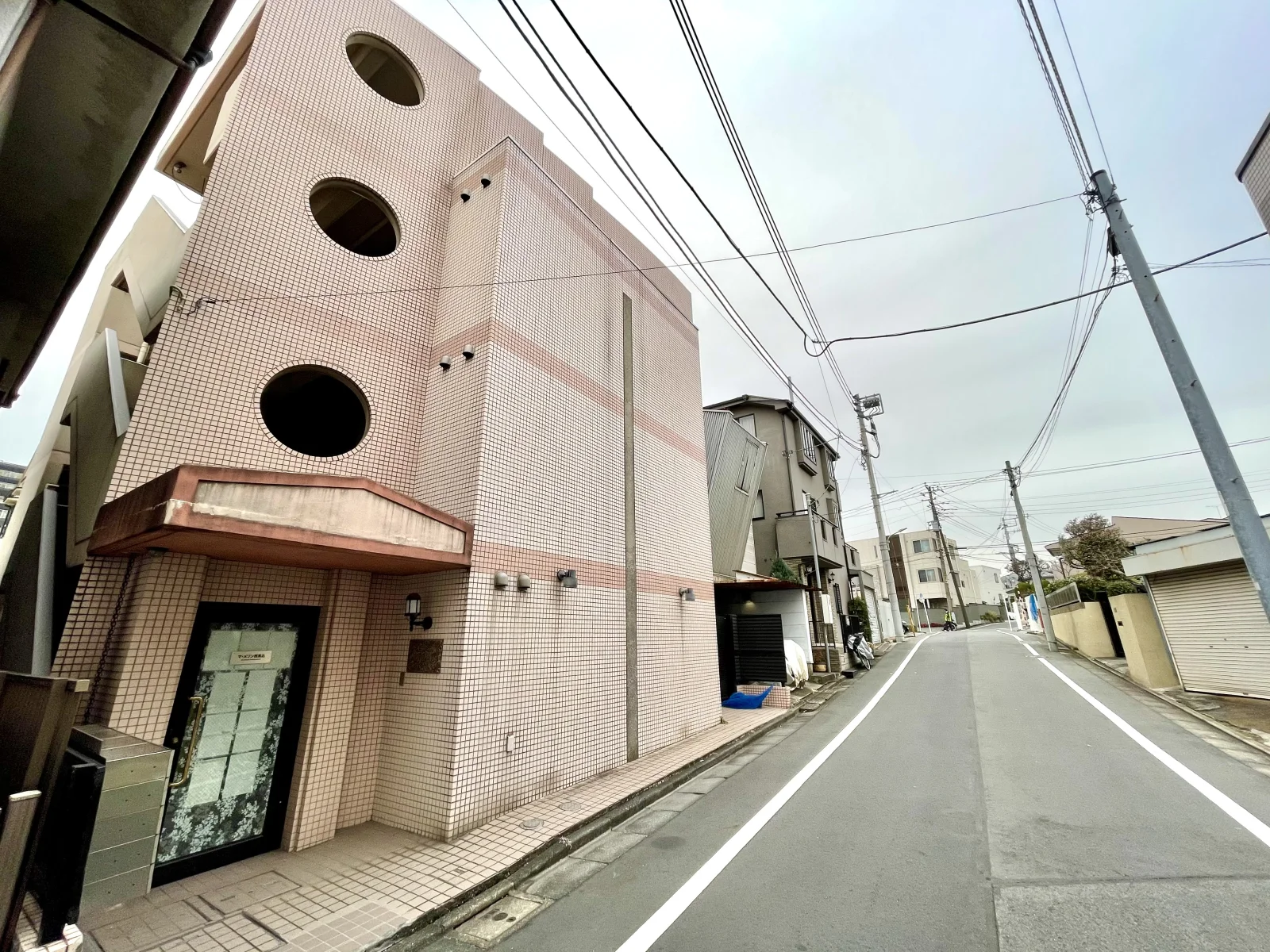 大通りから一本入った住宅街にあります