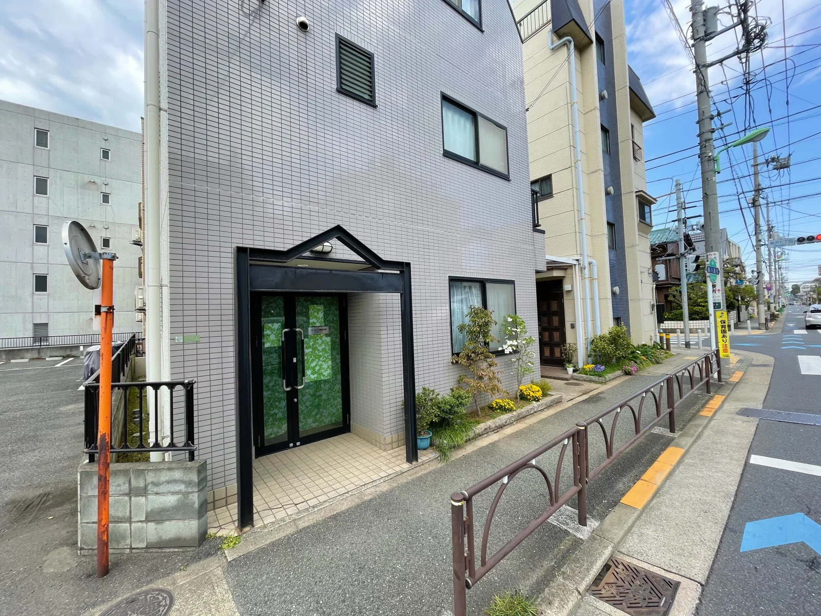 建物の外観。3階建ての鉄筋造です