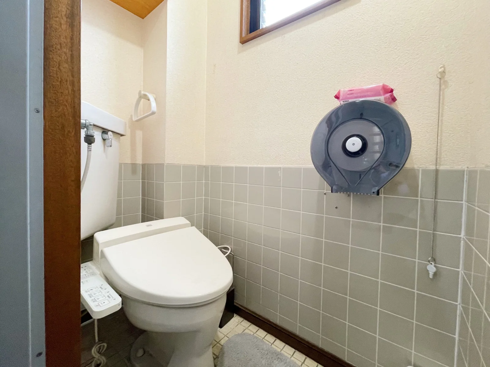 トイレは各階に。温水洗浄便座付きです