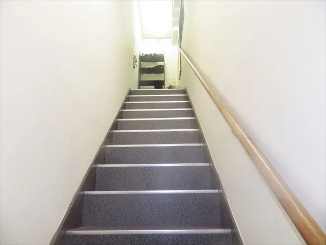 建物の入口を入ると階段があります