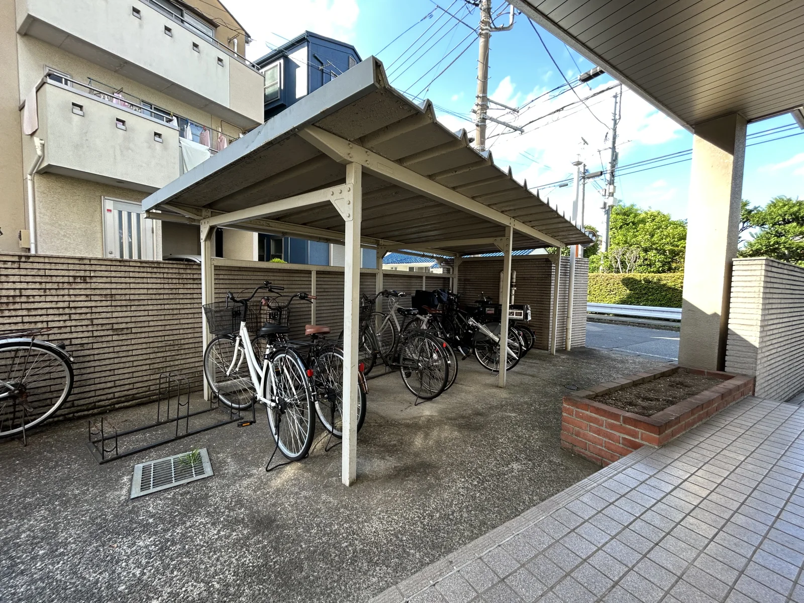 エントランスの前に駐輪場があります