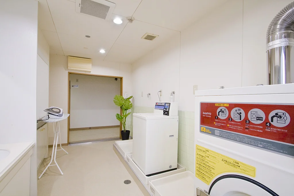 各フロアにコイン式の洗濯機と乾燥機