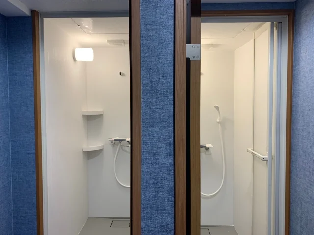 男性用のシャワーブース