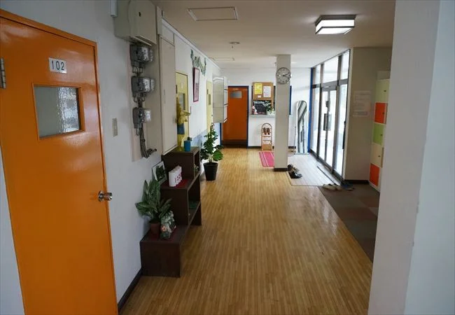 エントランスの通路。広さにゆとりがあります