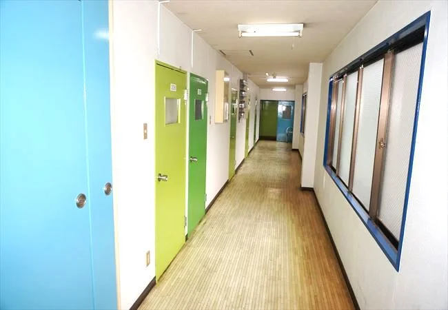 階ごとにお部屋のドアの色が違います