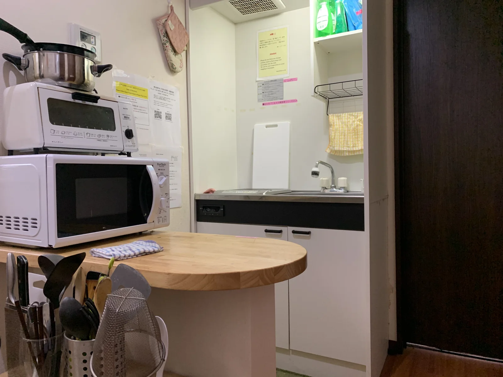 キッチン。電子レンジも置いてあります