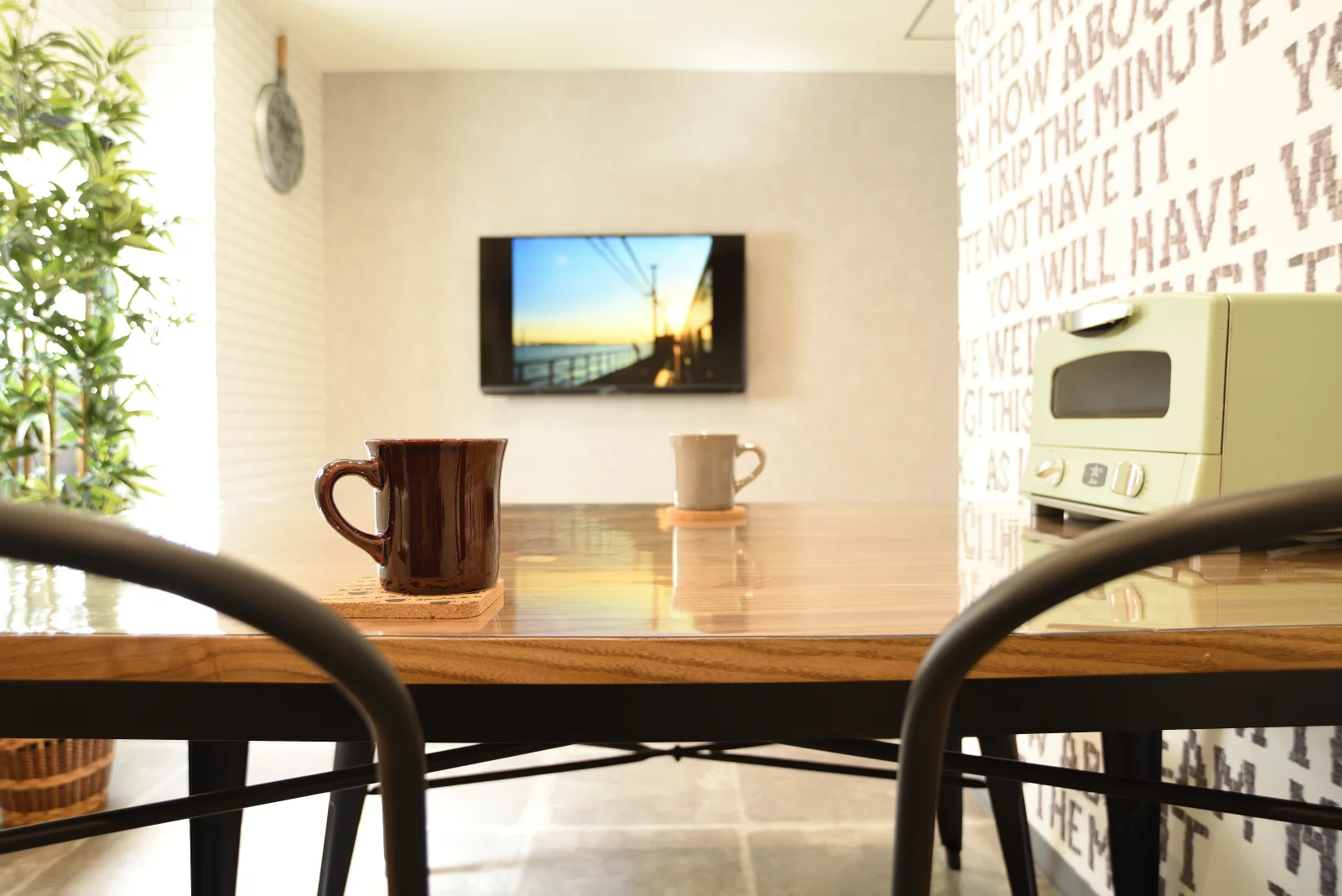 ダイニングには壁掛けのテレビがあります