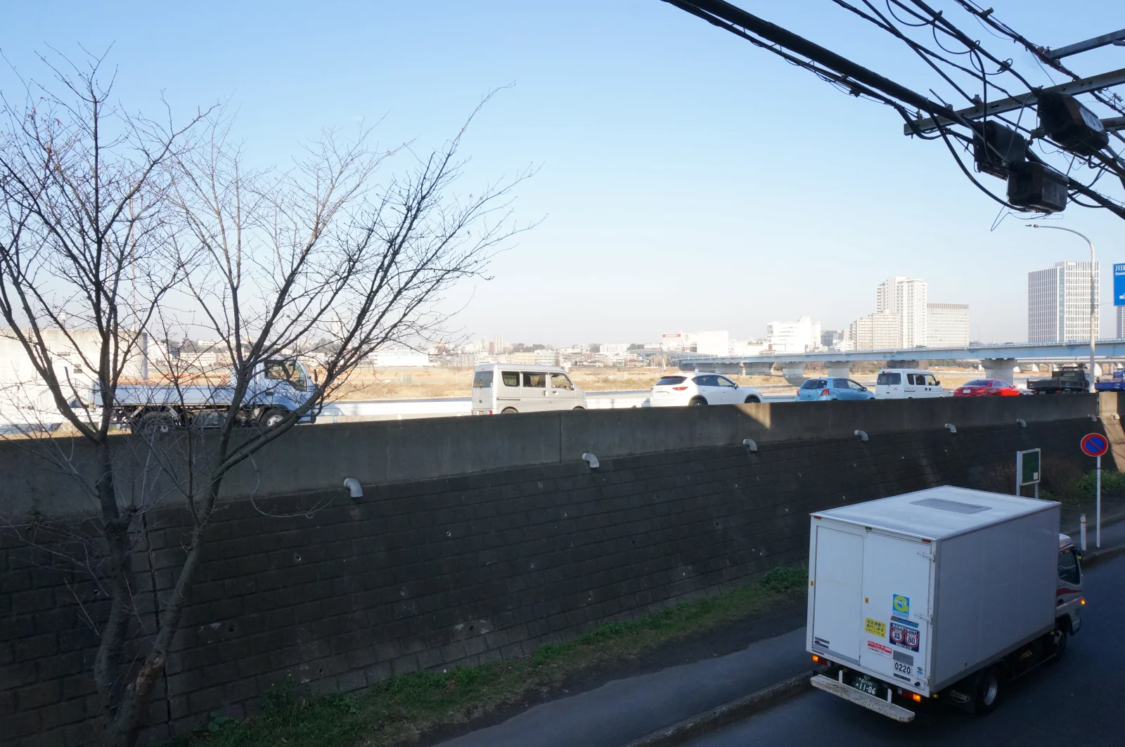 ハウスの窓から見た多摩川方面の景色