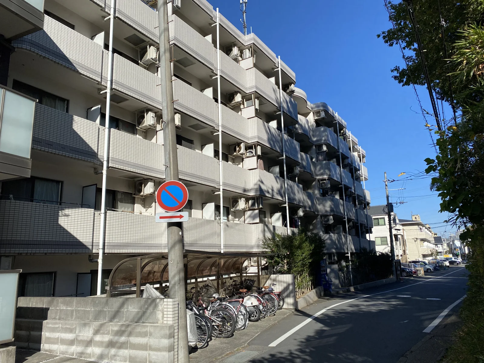 外観と駐輪場。駐輪場は台数に限りがあります