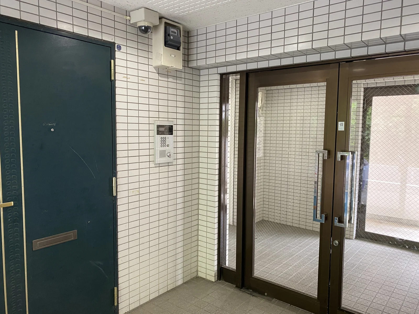 入口はオートロックです