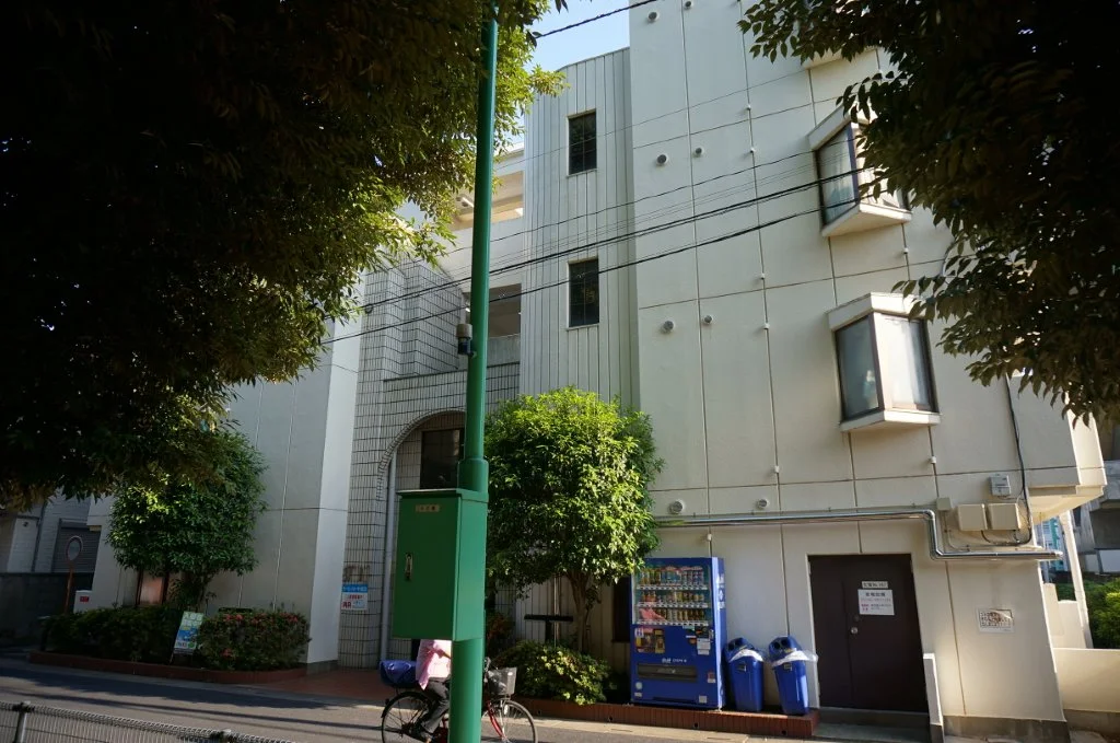 建物の外観。鉄筋4階建てです