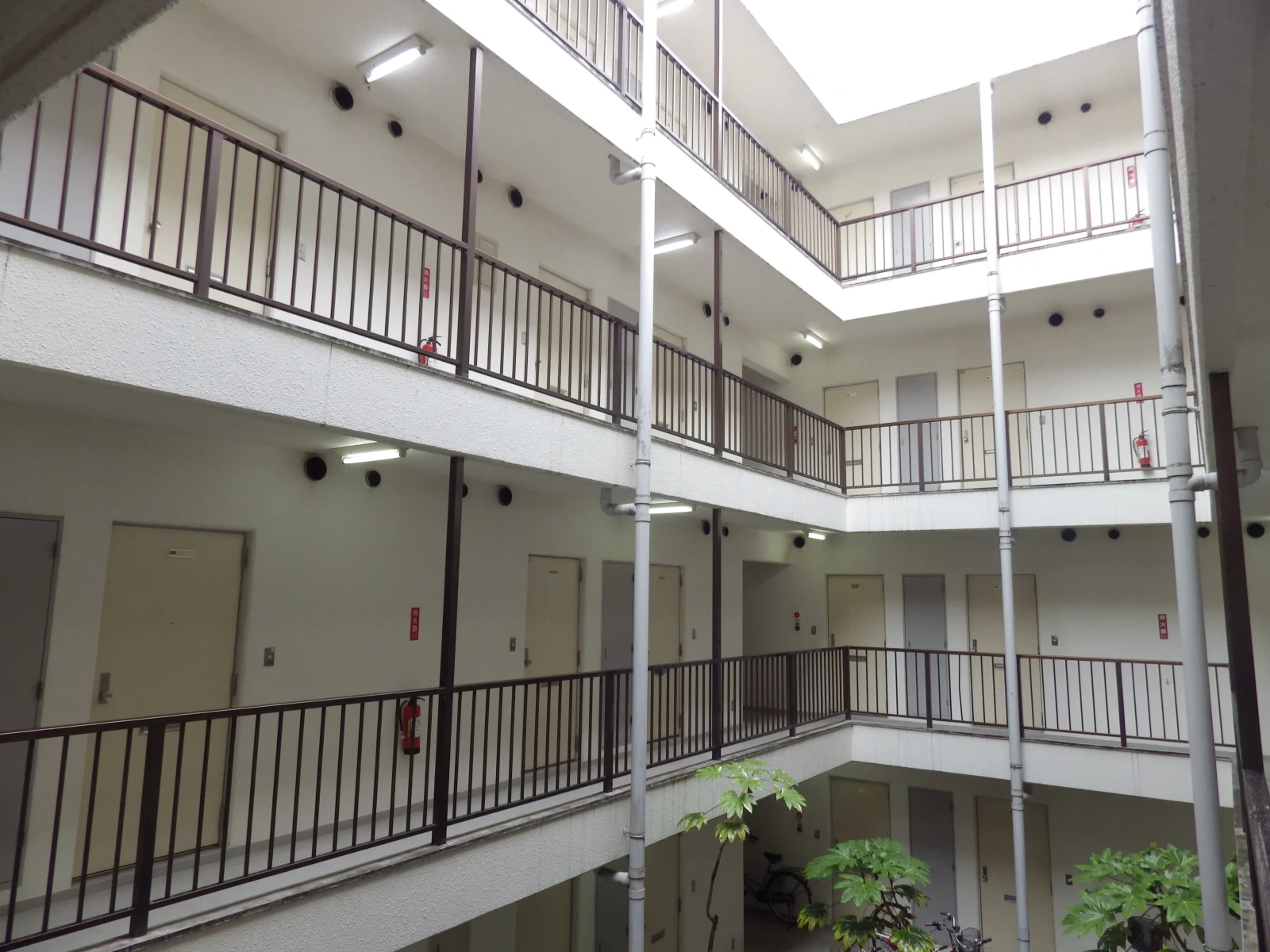 建物の内側。廊下に沿ってお部屋が並びます