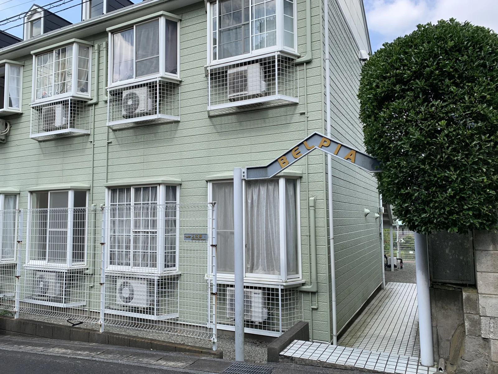 建物の外観。木造2階建てです