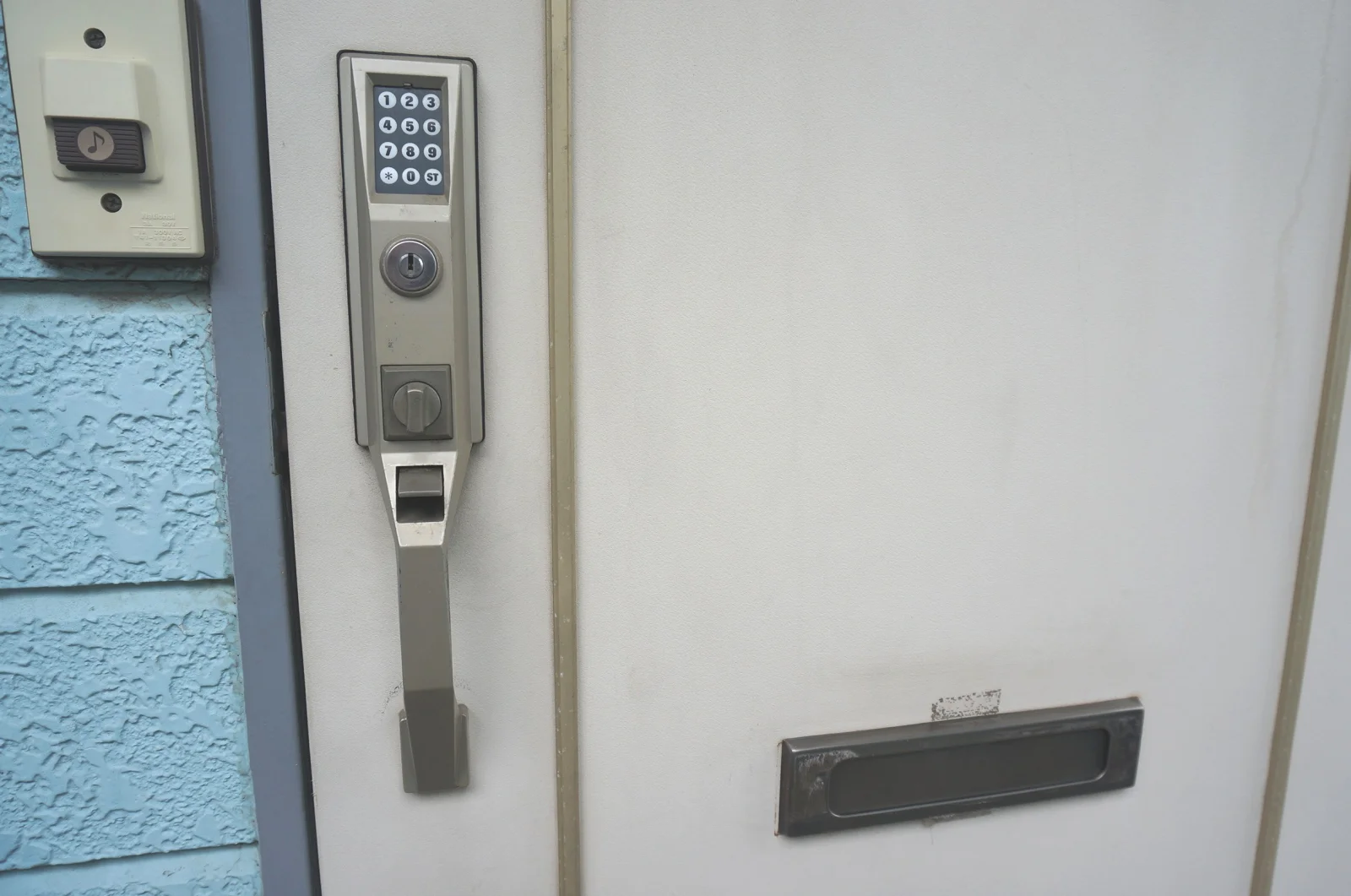 お部屋の入口のドア