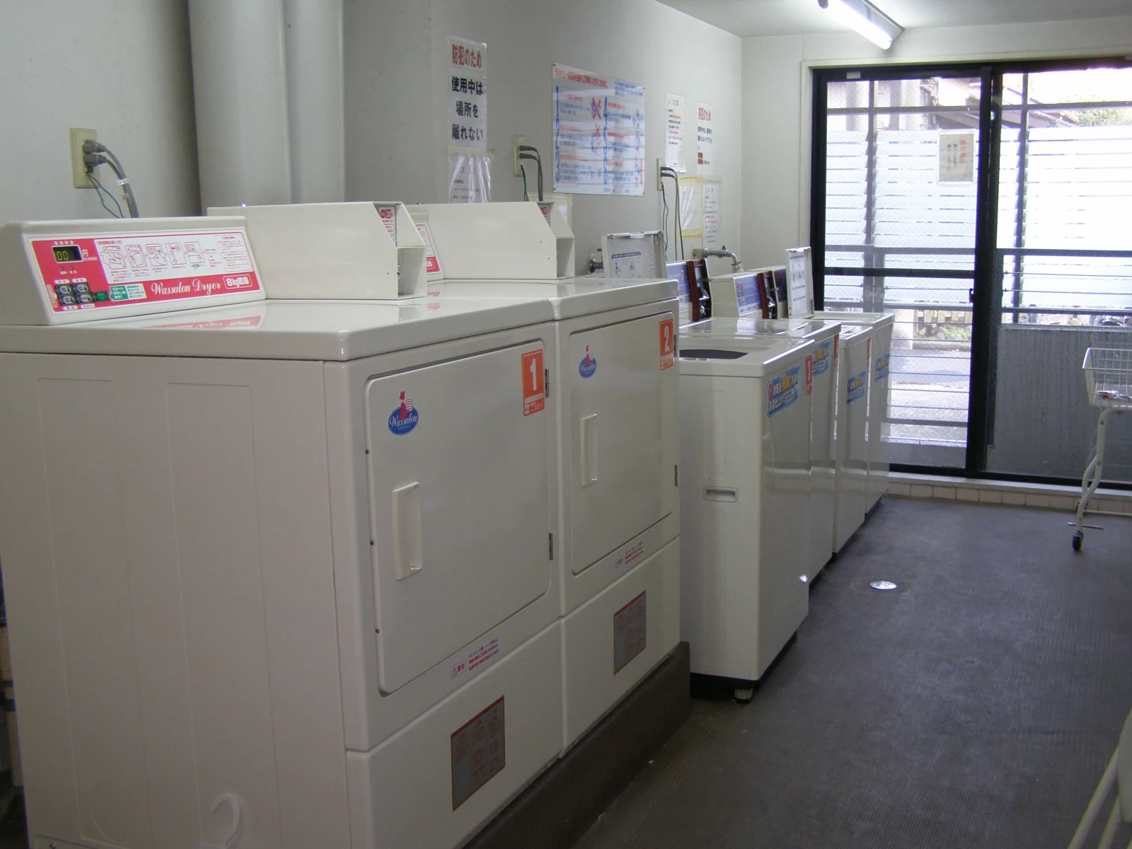コイン式の洗濯機4台と乾燥機2台