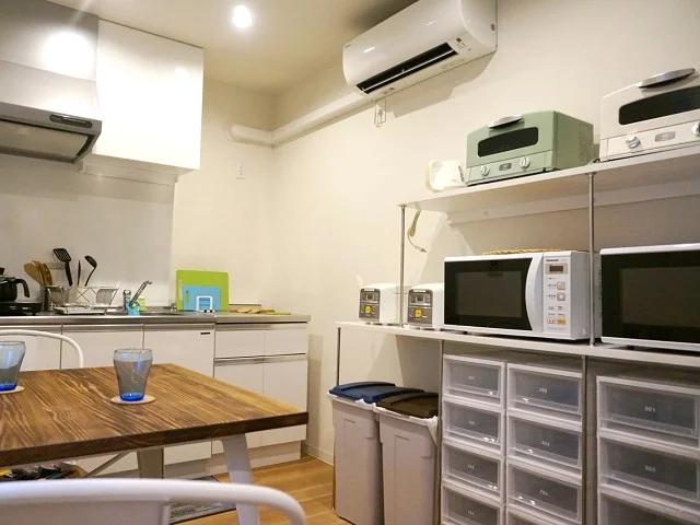 共用キッチン。調理器具や家電はみんなで使えます