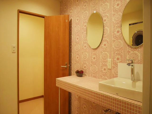 女性専用のシャワールームの洗面台