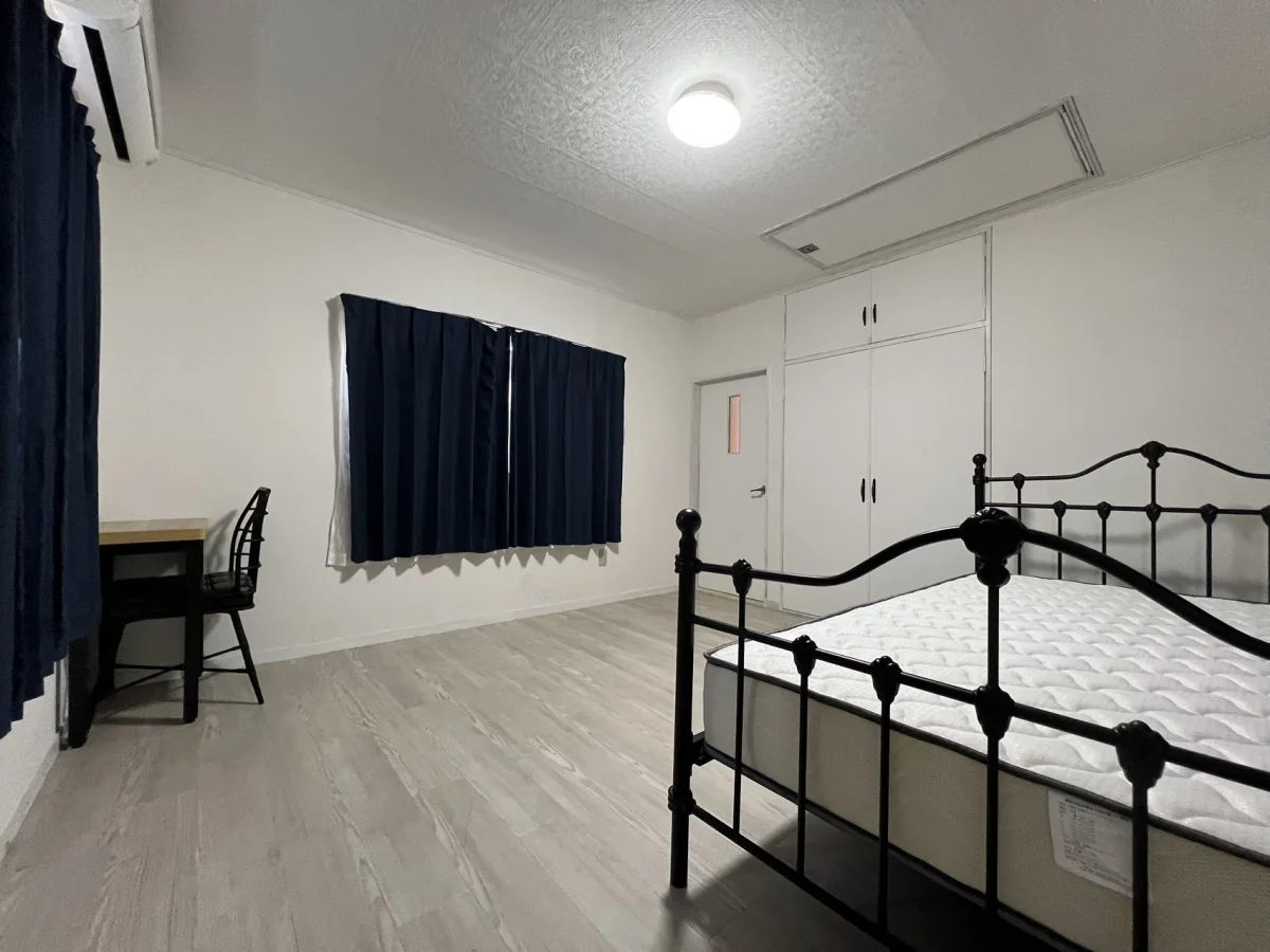 セミダブルベットでﾛﾌﾄ付きのお部屋です。