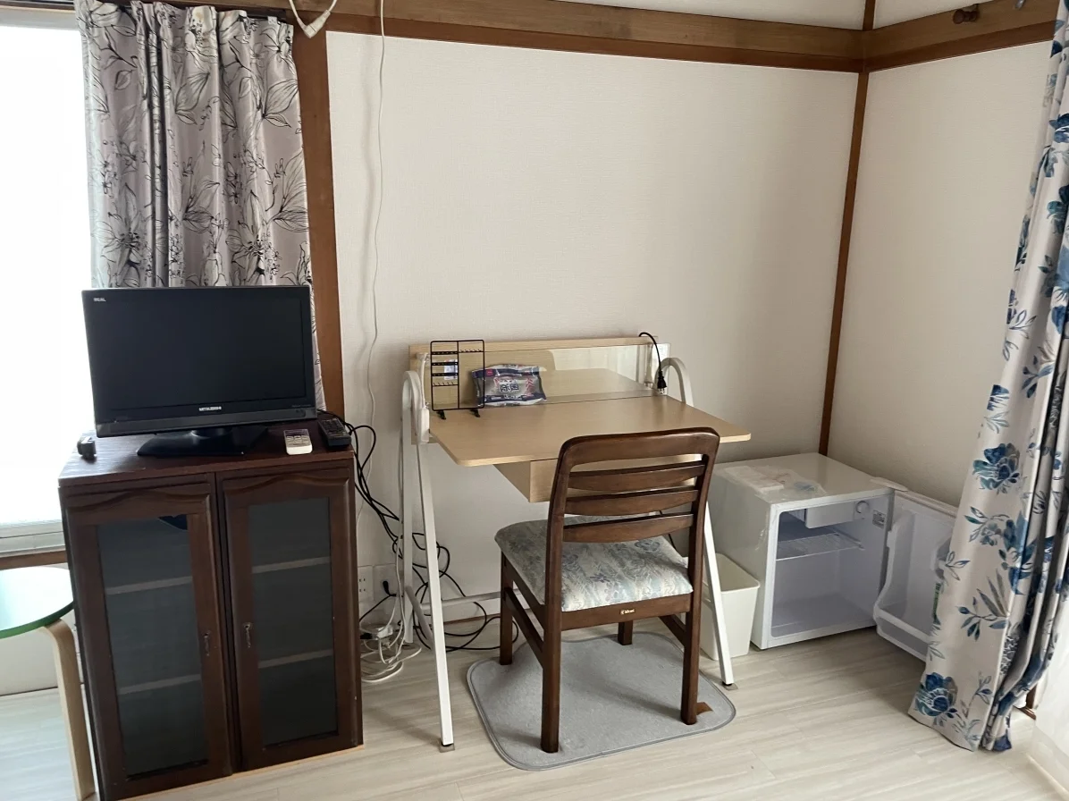 202　テレビ、小型冷蔵庫、遮光おしゃれカーテン装備