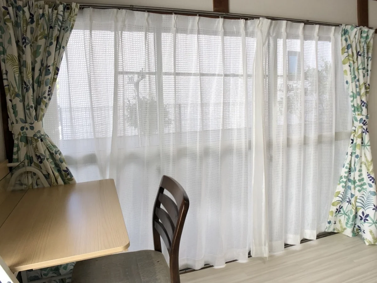庭に直接出られ、屋根付きエリアも広く、物干しには困りません。