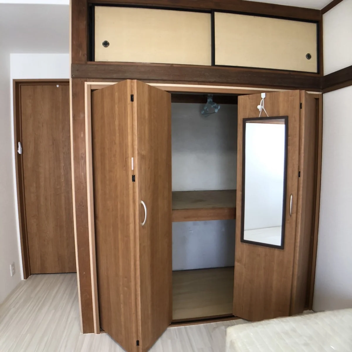 押入れを観音開きのクローゼットに新装！姿見もつけました。