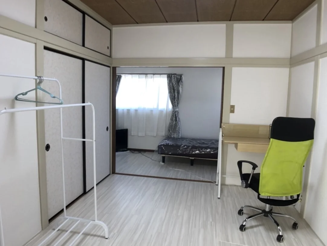 ２階北窓の広々10畳！椅子もゴージャス。ゆったり過ごせます。
