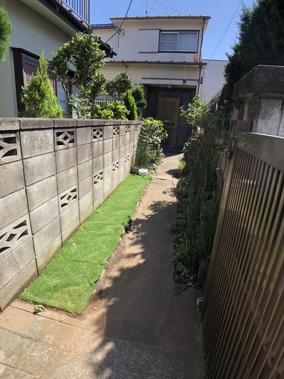 駐輪スペースを確保しています。共用自転車も１台あります。