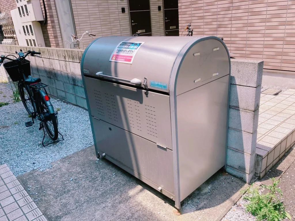 Garbage bin