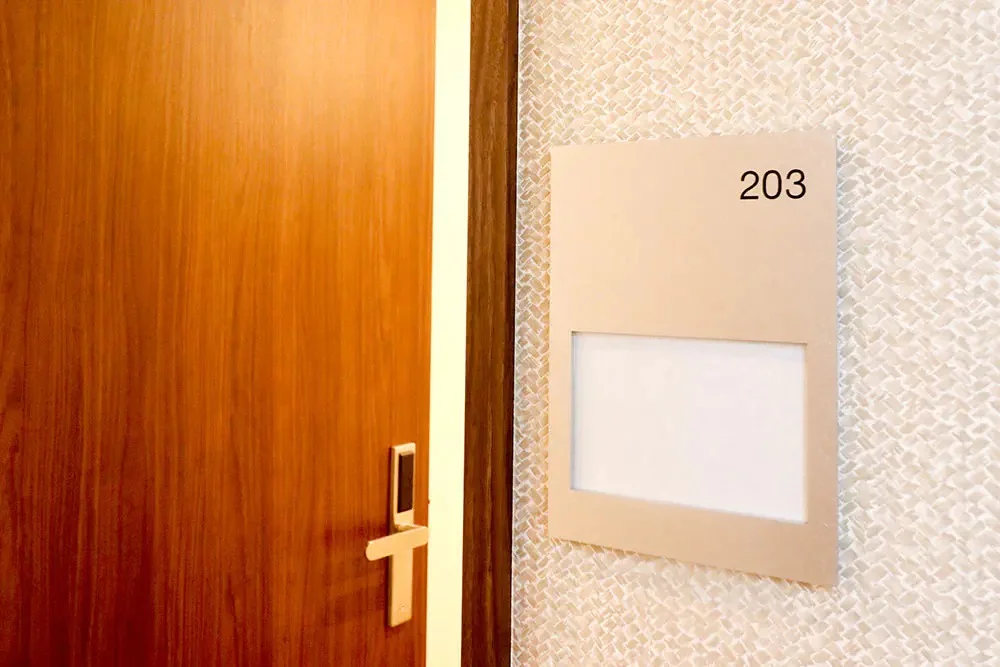 玄関ドアと部屋番号
