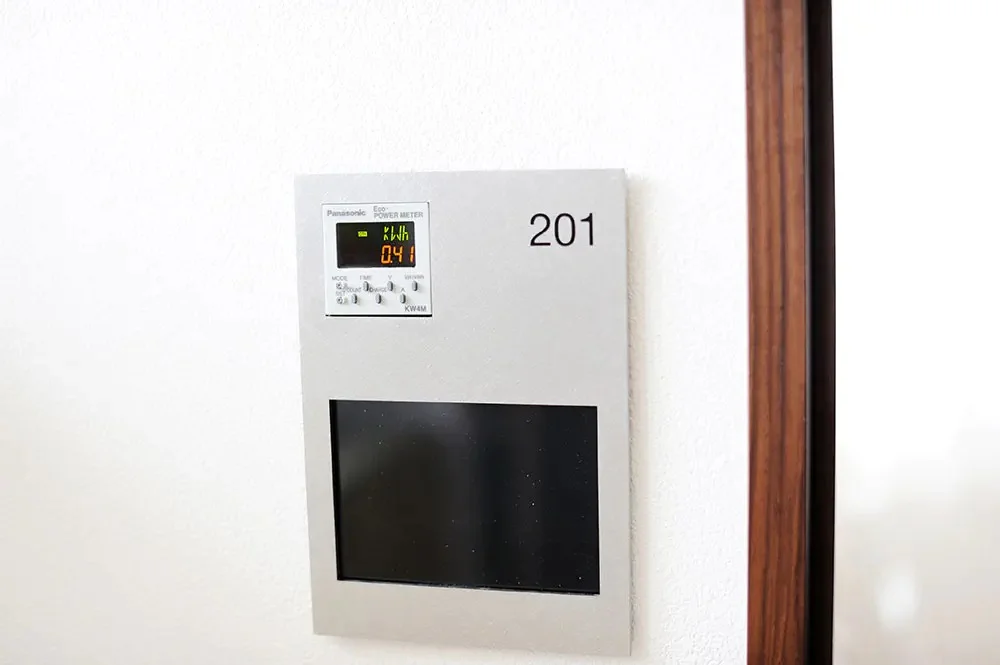 電気メーターと表示パネル