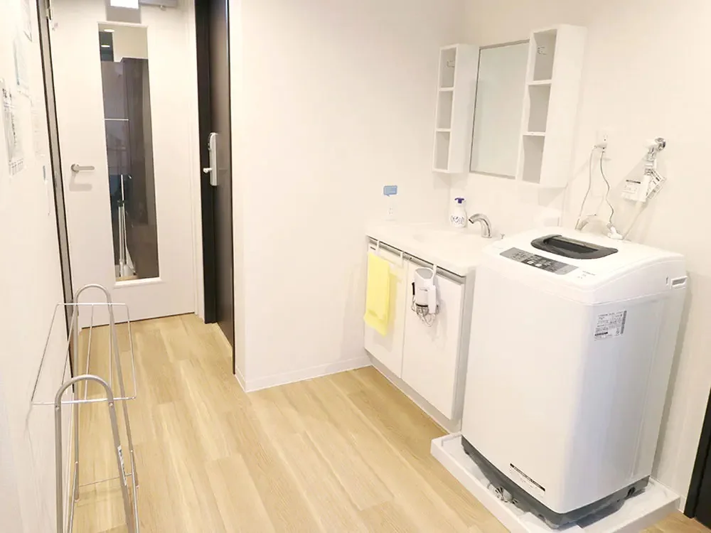 Washbasin and washing machine