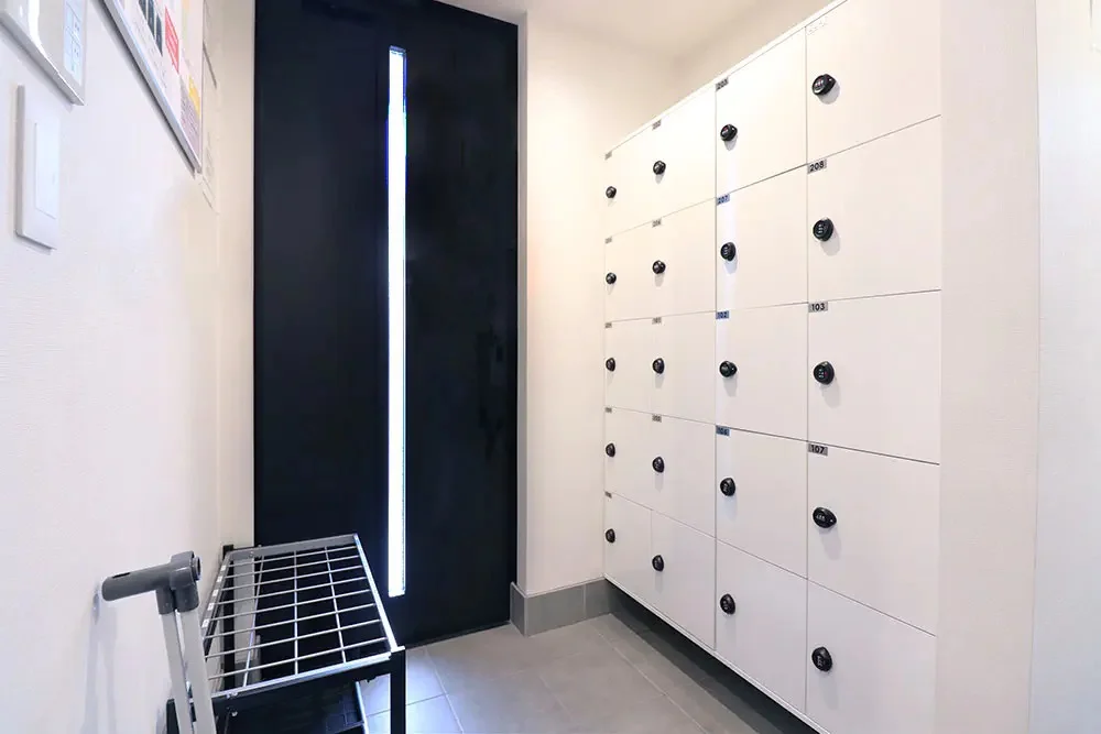 Entrance locker