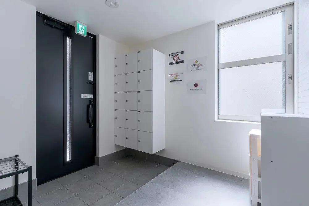 Entrance and shoe cabinet
