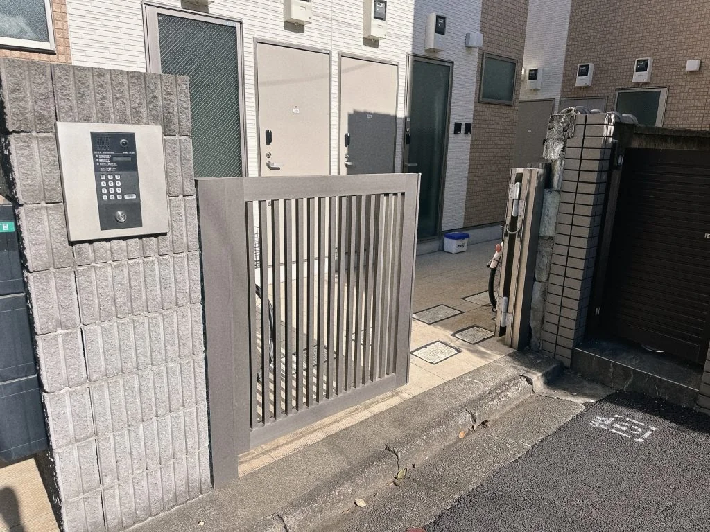 建物の入口とインターホン