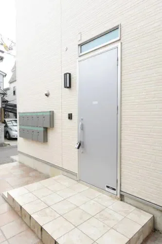 建物外観と郵便受け