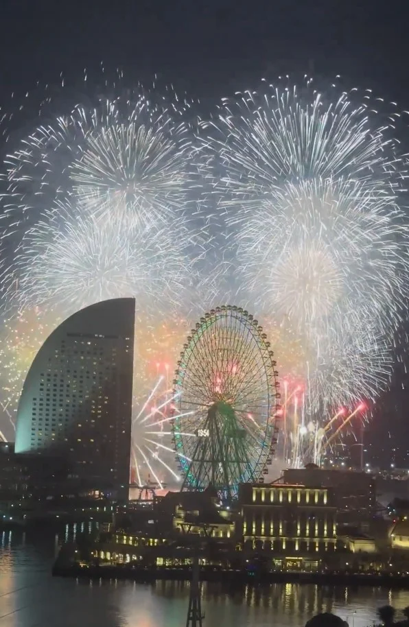 東神奈川ハウス のスナップ写真 — みなとみらいも近く花火大会が楽しみになるハウス♪横浜駅にも歩ける東神奈川ハウスはお部屋のバルコニーからも屋上からもみなと