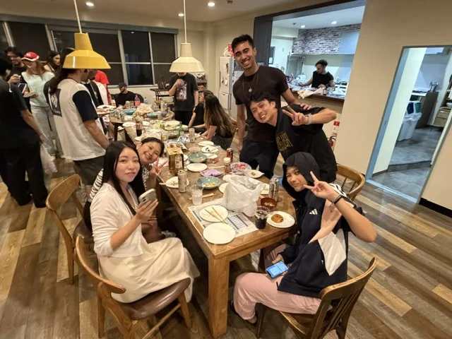 ファーストハウス溝の口100⁺b のスナップ写真 — この夏の終わりに、ファーストハウス溝の口100⁺aと100⁺bの合同BBQを開きました。2つのハウスは歩いて1分ほどの距