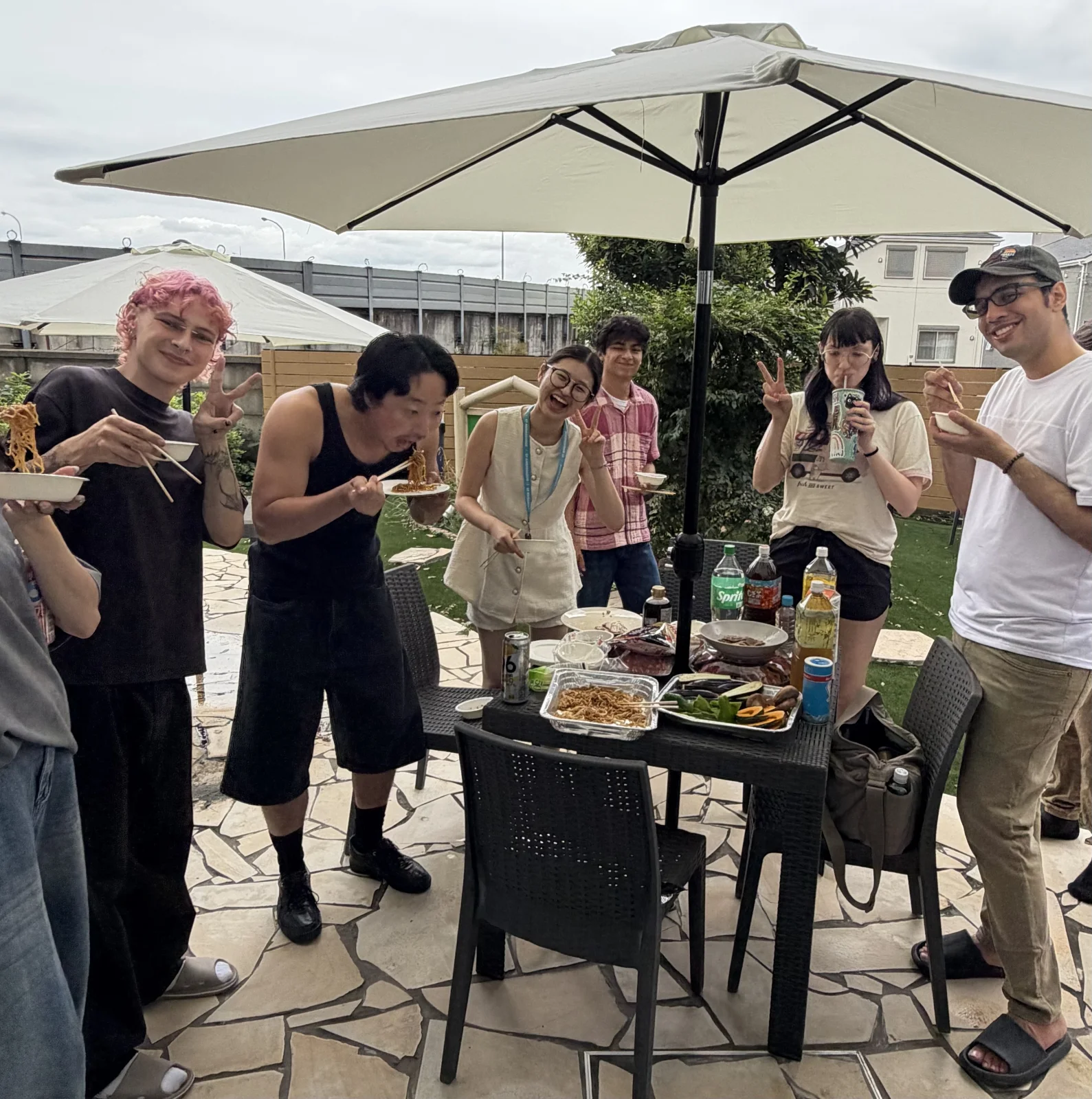 グリーンシェア調布+garden のスナップ写真 — 夏が終わる前に、グリーンシェア調布+gardenの庭でウェルカムパーティーを兼ねたBBQを開きました。この夏に入居された