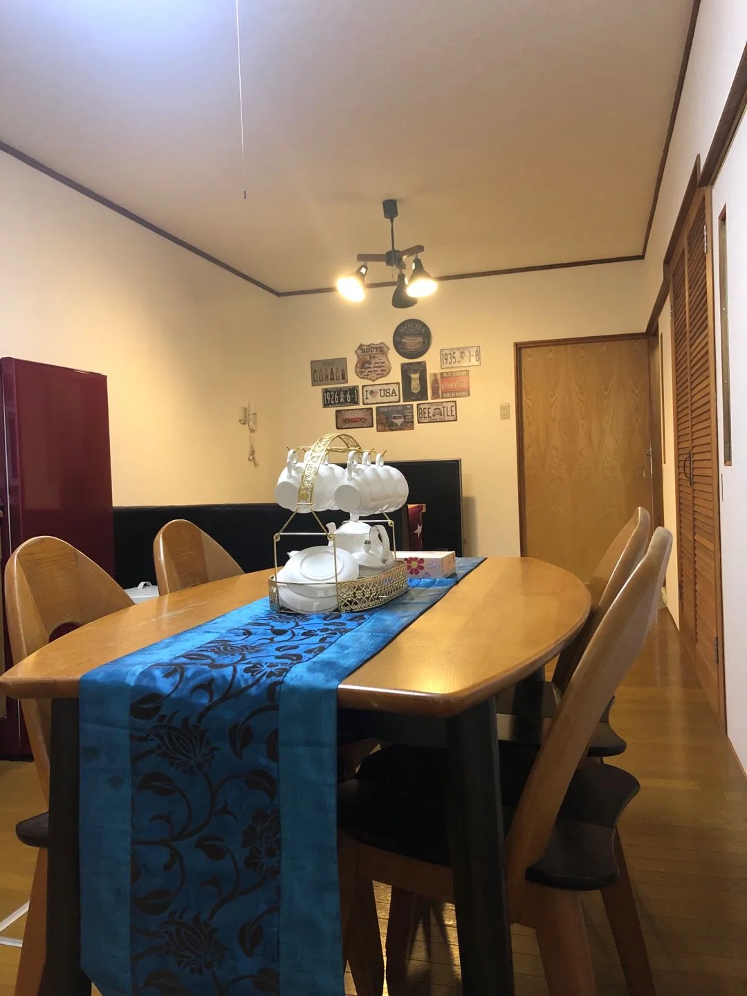 Q's house のスナップ写真 — ゆったりできるリビングはヴィンテージアメリカンな雰囲気です。ペットと一緒にくつろぐ事もできます。( 飼い主さん同伴必須 
