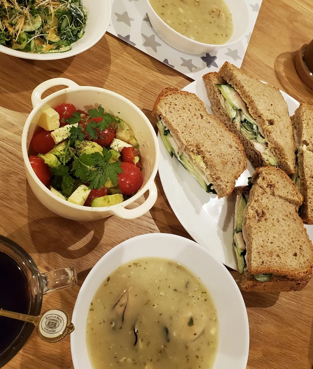 T-BASE のスナップ写真 — 4人だけのハウスですがキッチン もすごく広くてお料理快適です♪ 大粒カキのスープに自家製パン でジューシーハムサンド(#