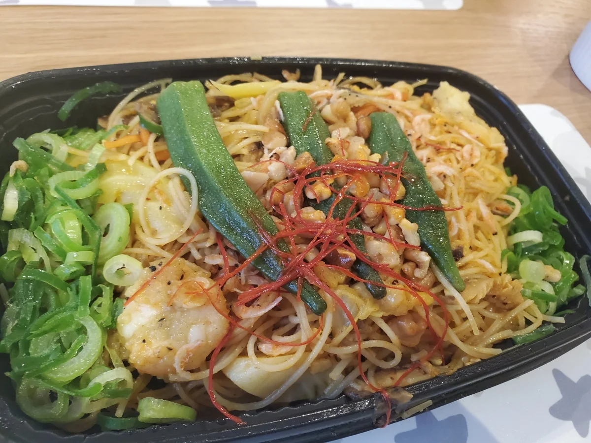 T-BASE のスナップ写真 — 4人だけのハウスですがキッチン もすごく広くてお料理快適です♪ 今日も作らずに鶴見駅の成城石井 でお弁当買ってきました(