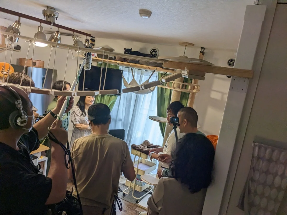 にゃんこの森横浜 のスナップ写真 — 猫と猫好きのためのシェアハウス『にゃんこの森横浜』は猫カフェのような共用スペースで猫好き入居者同士が猫を囲んでコミュニケ