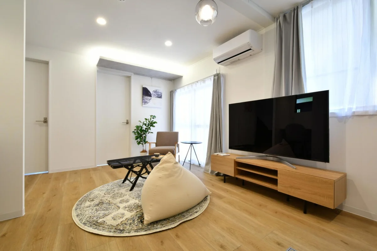 プチハウス星川 のスナップ写真 — テレビ観るのもよし、本を読むのもよし、ゆったり寛げるリビングで、十人十色な過ごし方ができます。