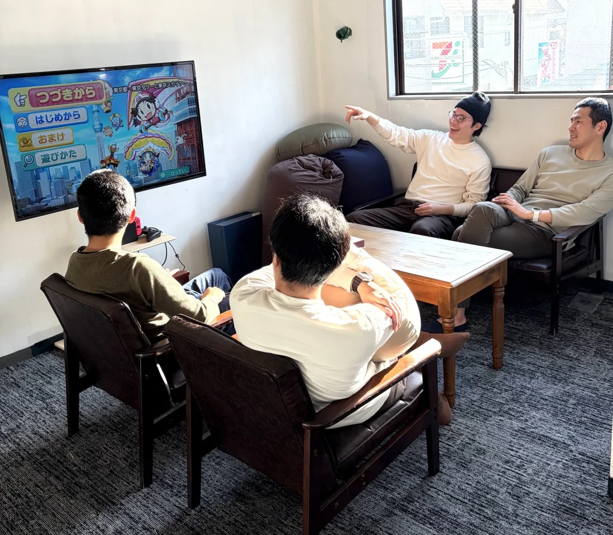 武蔵新城シェアハウス のスナップ写真 — リビングでくつろいでいる様子