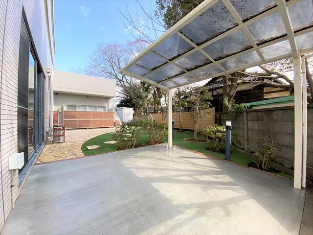 グリーンシェア調布+garden のスナップ写真 — 物件には無料の駐輪場が完備され、近隣には複数の大学があるため、学生にぴったりです。 京王線西調布駅から徒歩4分！ 新宿・