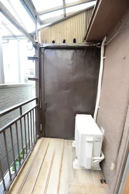 クローバーハウス北千住小菅 のスナップ写真 — 倉庫 ベランダ付きの８.１畳
