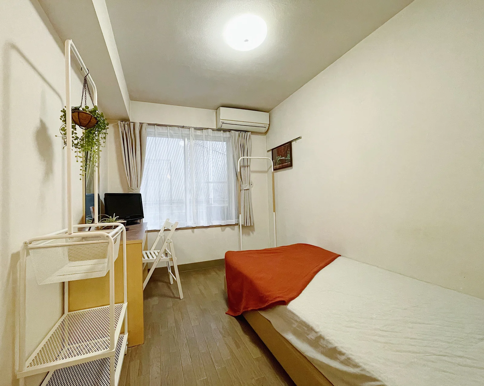 窓側から見たお部屋。ベッドと机が備え付け
