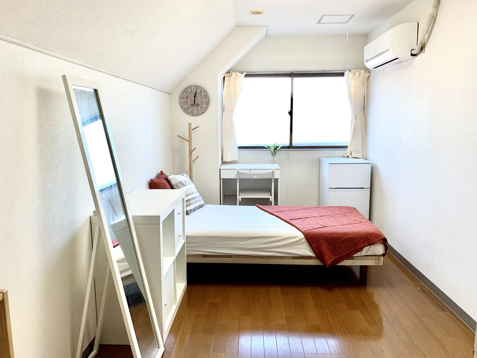 お部屋の一例。ベッドと全身鏡があります