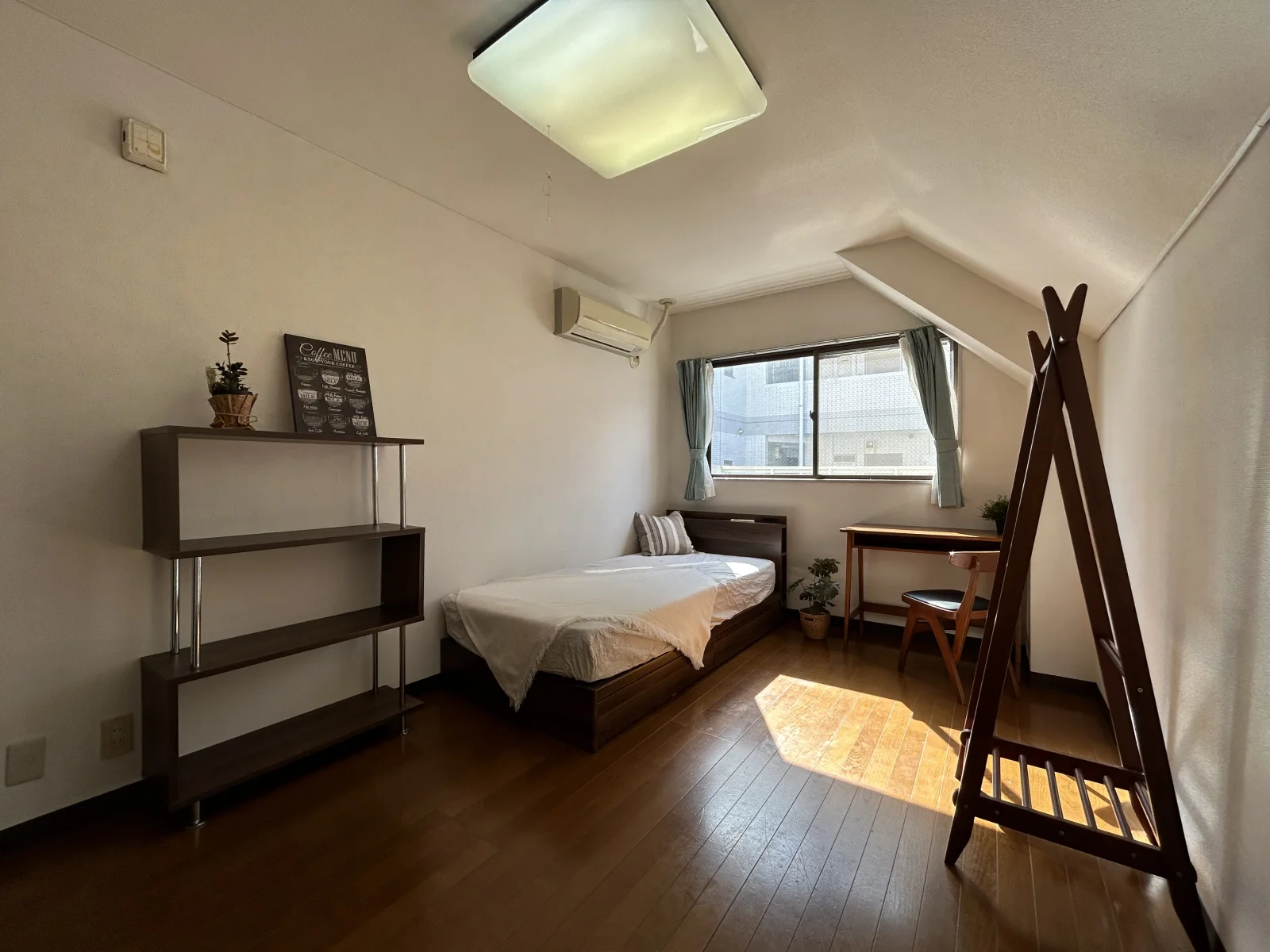 ベッドと棚を置いたお部屋の一例